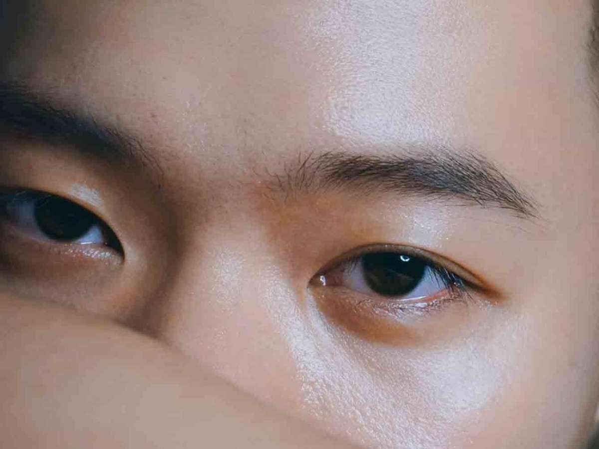 Da nam giới thường tiết dầu nhiều khiến da dễ gặp tình trạng bóng nhờn và nổi mụn