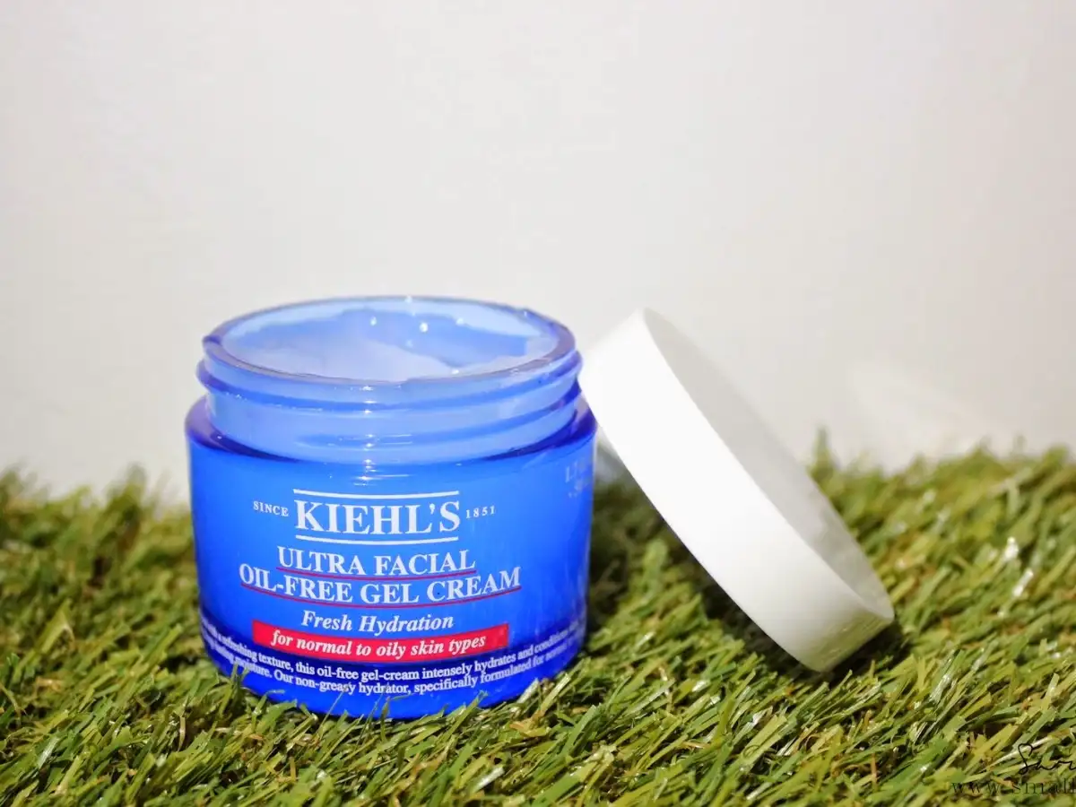 Ưu tiên sản phẩm có kết cấu nhẹ, thấm nhanh như gel, lotion hoặc serum