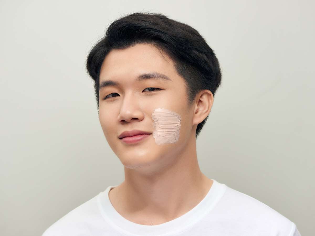 Da dầu cần được chăm sóc đúng cách để hạn chế bóng nhờn và ngăn ngừa mụn