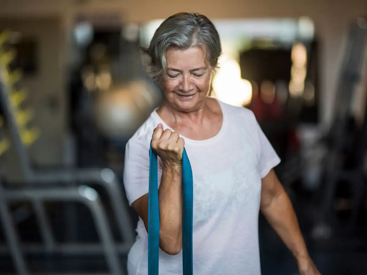 Tập gym giúp người lớn tuổi kiểm soát cân nặng 