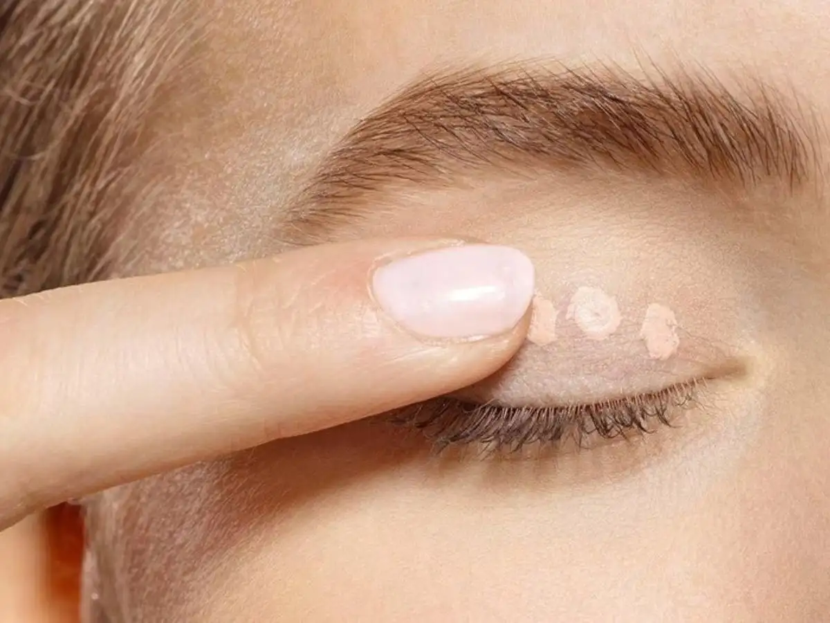 Sử dụng kem dưỡng ẩm và kem lót mắt để giúp nhũ mắt lên màu đẹp