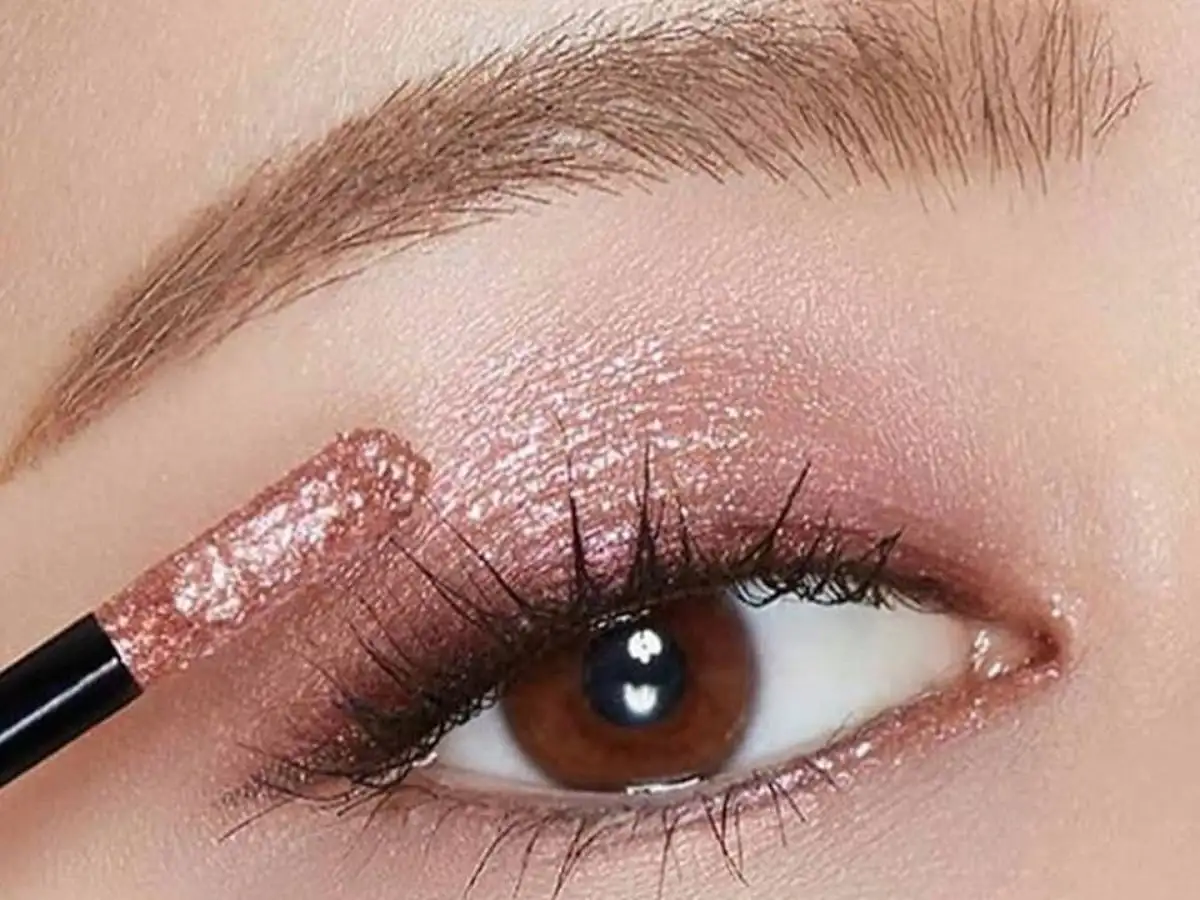 Người mới makeup nên dùng nhũ mắt an toàn như nude ánh nhũ, champagne, hồng đào