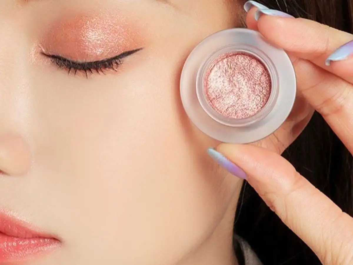 Màu nhũ mắt giúp nâng tầm lớp layout makeup hiệu quả
