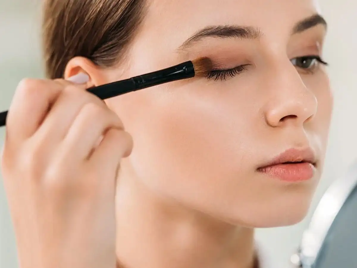 Tùy theo màu da mà các nàng có thể chọn màu nhũ mắt phù hợp