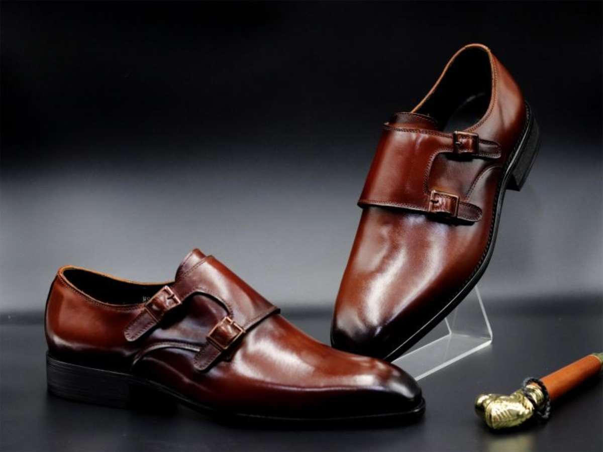 Giày Monk Strap dễ dàng phối hợp với nhiều loại trang phục khác nhau 