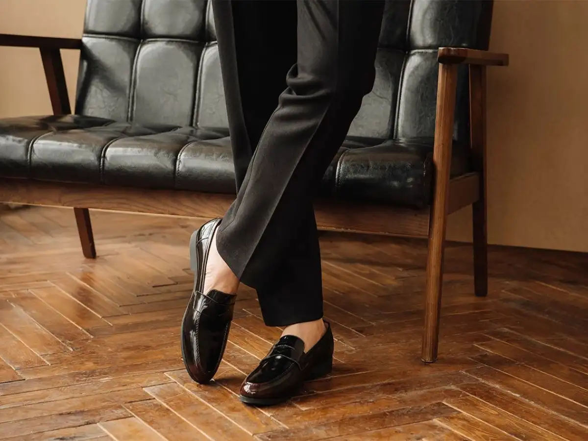 Giày Moccasin da có kiểu dáng tròn hoặc hơi vuông 