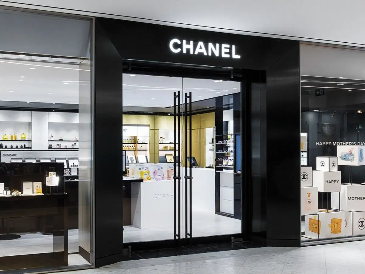 Bạn nên ưu tiên mua tại cửa hàng flagship của Chanel hoặc các boutique