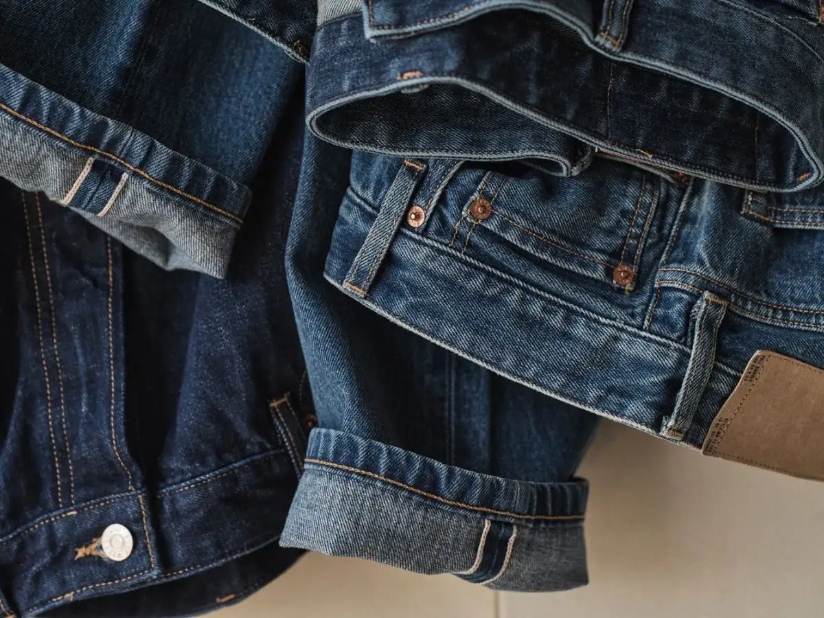 Raw Denim là loại vải chưa qua bất kỳ công đoạn xử lý nào sau khi dệt và nhuộm