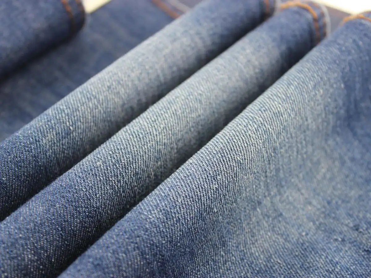 Vải Denim có thể được nhận diện nhờ một số đặc điểm cấu trúc và thị giác rất đặc trưng