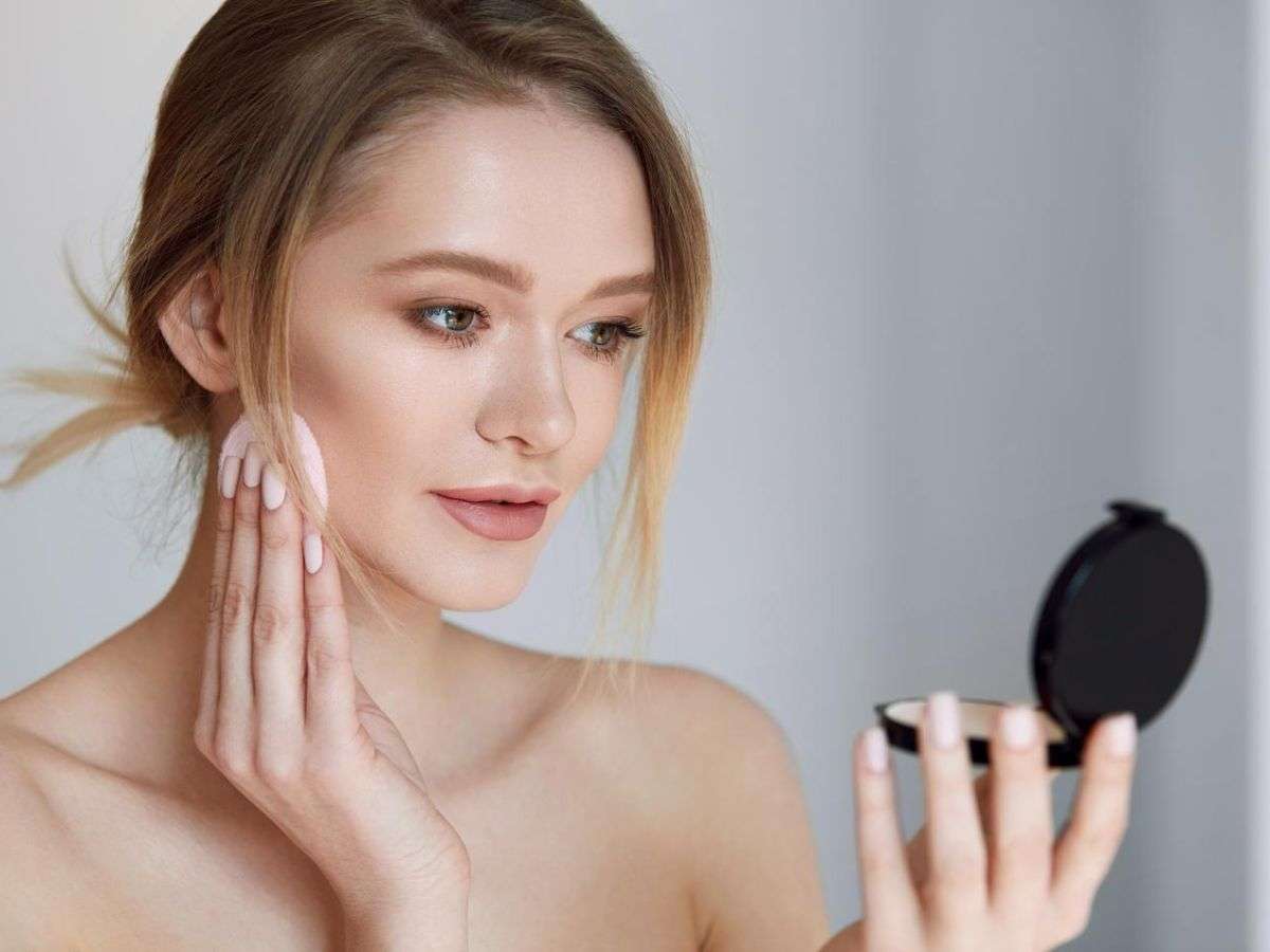Khi lấy phấn, bạn chỉ cần ấn nhẹ bông mút vào miếng đệm một đến hai lần là đủ