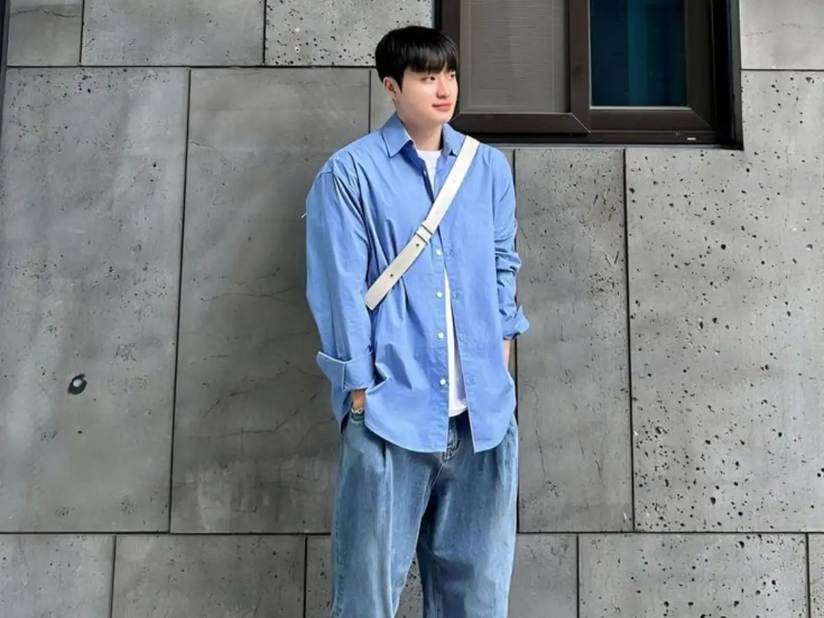 Layering với áo sơ mi khoác ngoài và quần jean ống rộng tạo vẻ ngoài năng động