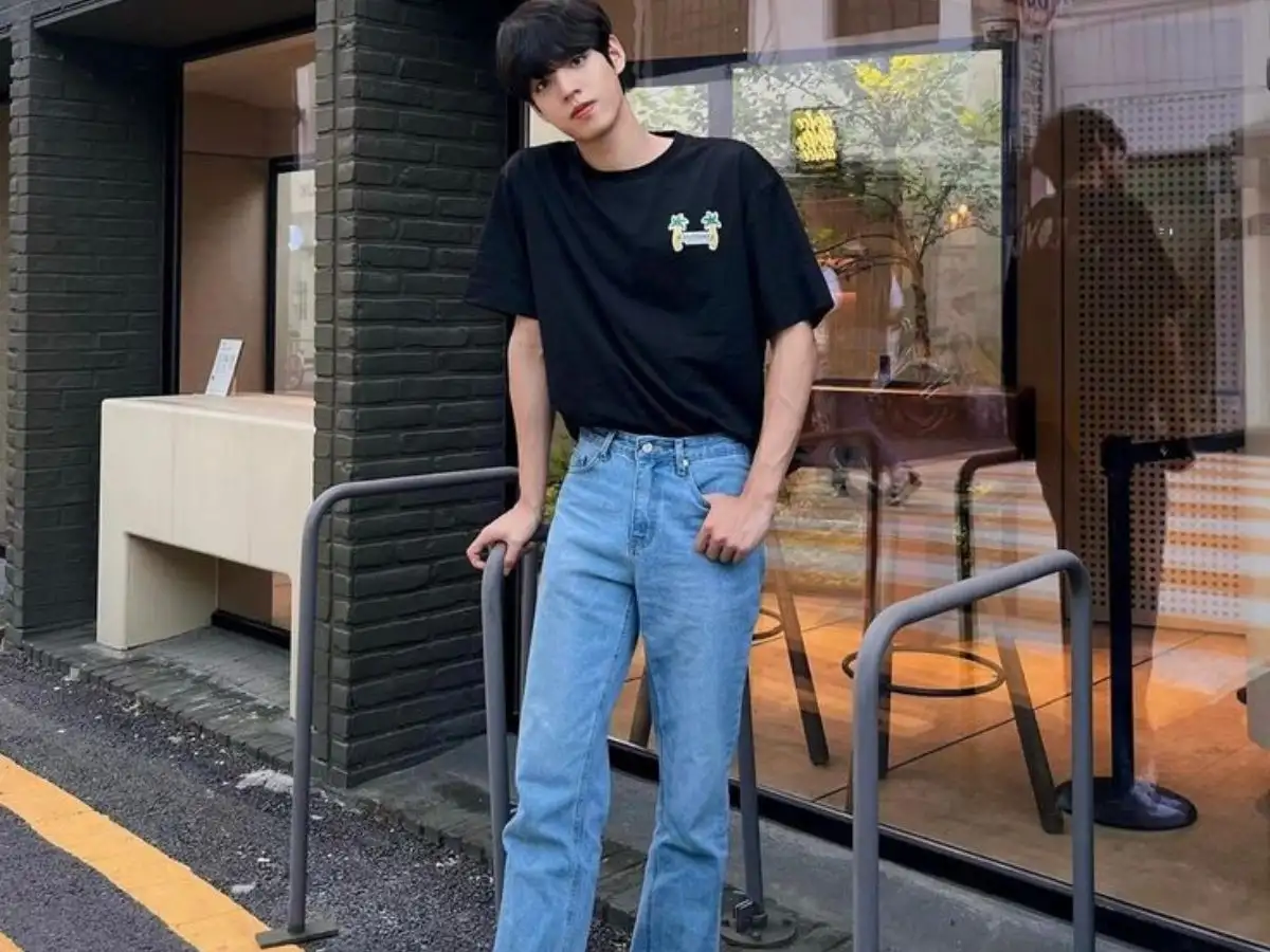 Phối quần jean ống rộng với áo thun oversized hoặc graphic tạo phong cách streetwear trẻ trung