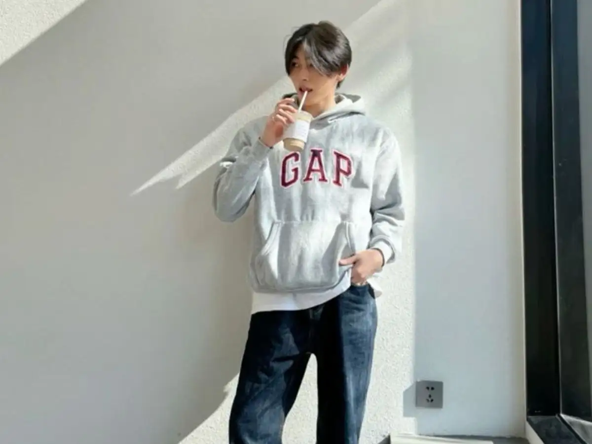 Hoodie cùng quần jean ống rộng mang lại phong cách streetwear thoải mái