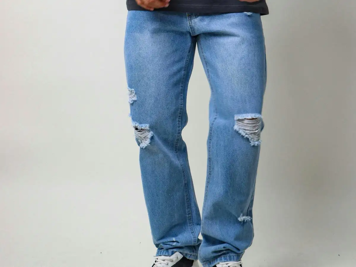 Bổ sung quần jeans rách gối để thêm vẻ cool ngầu