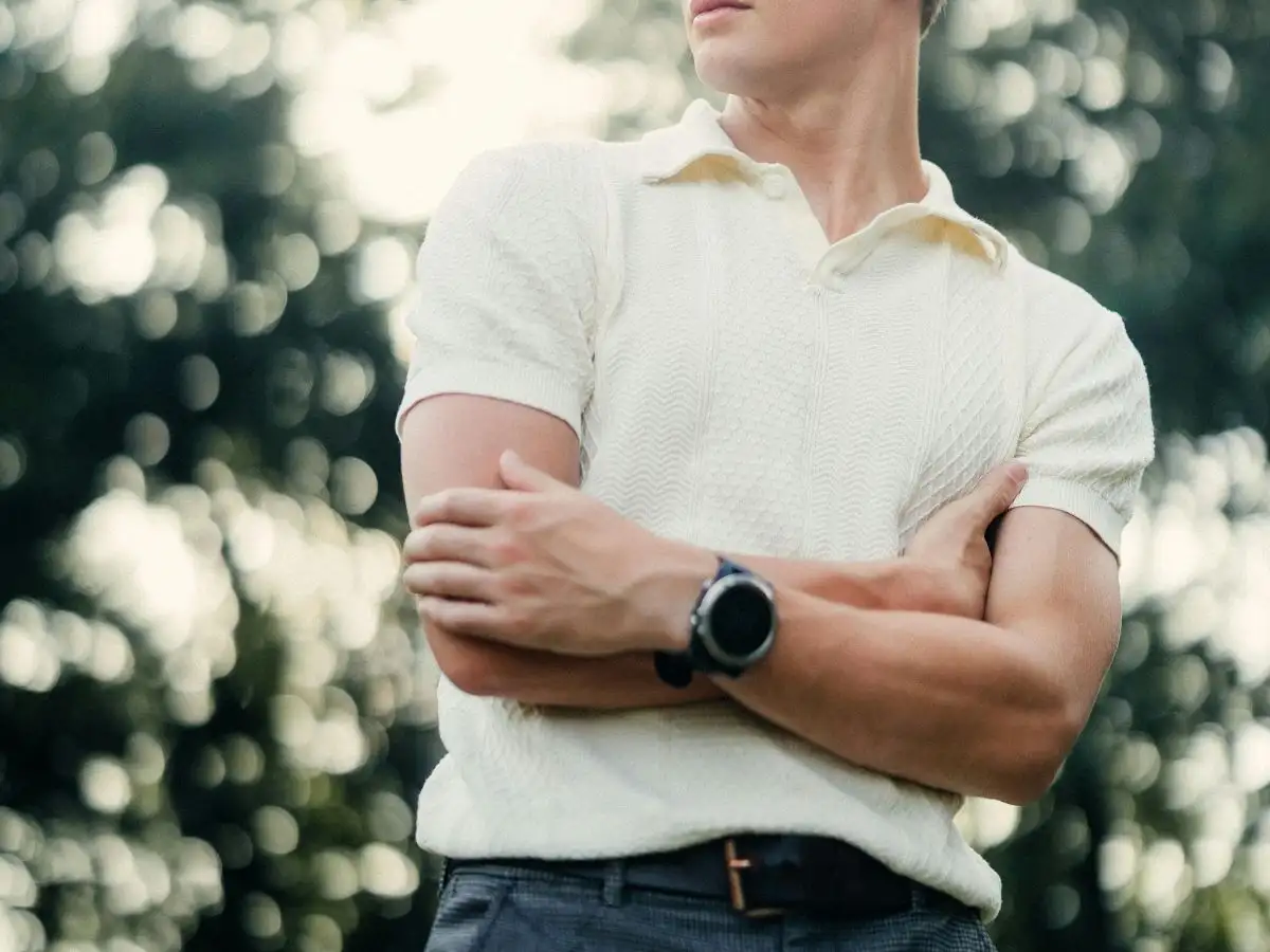 Bạn có thể chọn polo trắng để thể hiện sự trưởng thành