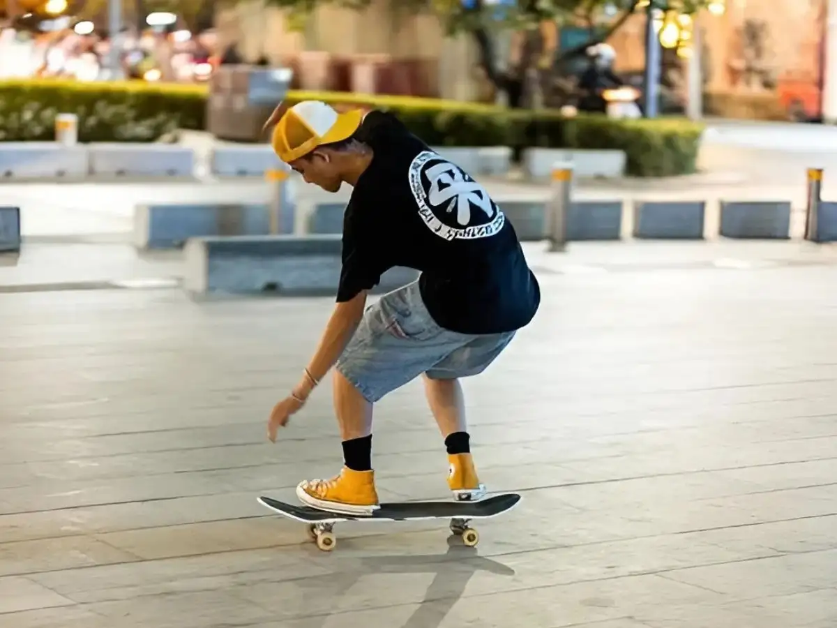  Áo thun và quần short jeans đơn giản, dễ áp dụng với giày trượt ván