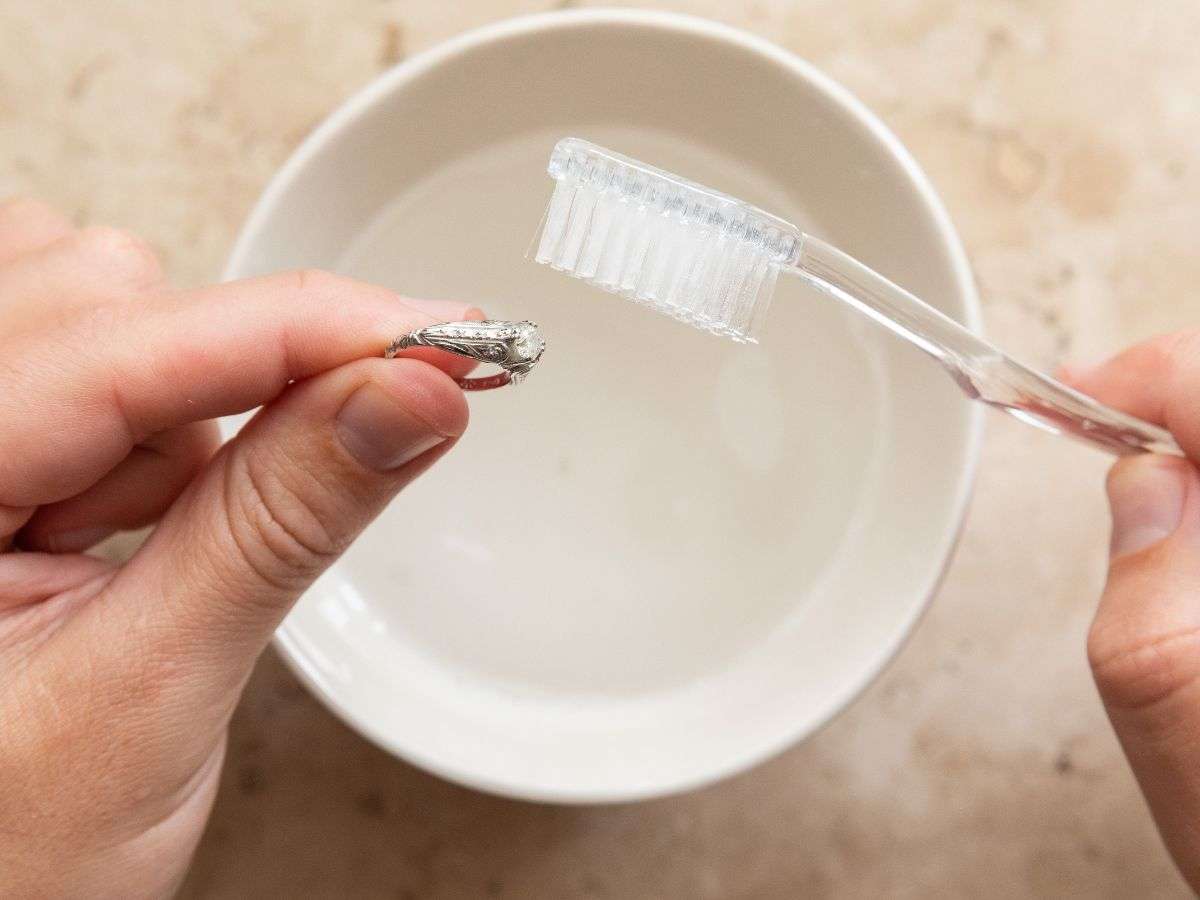 Cách làm sạch nhẫn tại nhà