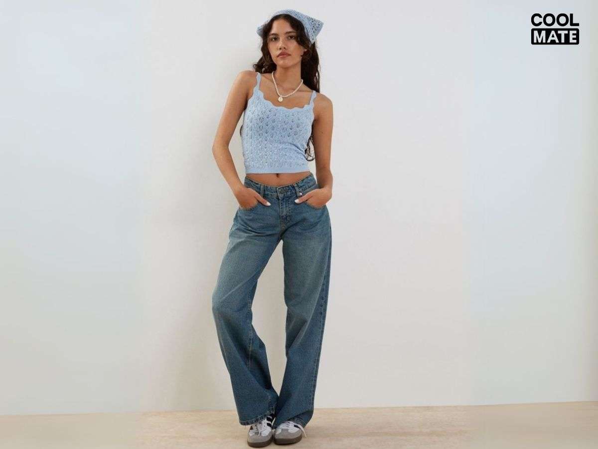 Phối đồ theo phong cách Y2K với áo croptop, quần cạp trễ và băng đô vải bản to màu sắc nổi bật