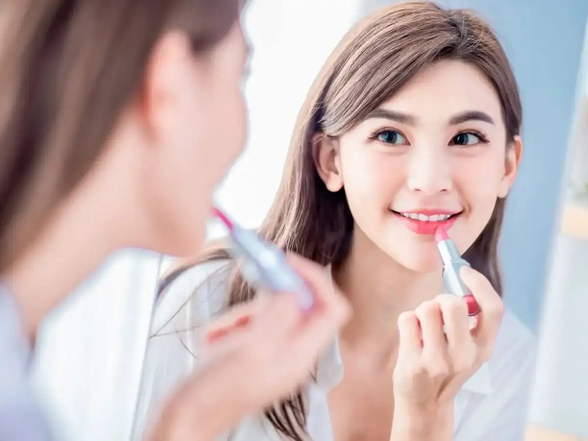 Nên chờ từ 1 - 2 tháng sau khi phun môi hãy dùng son trở lại