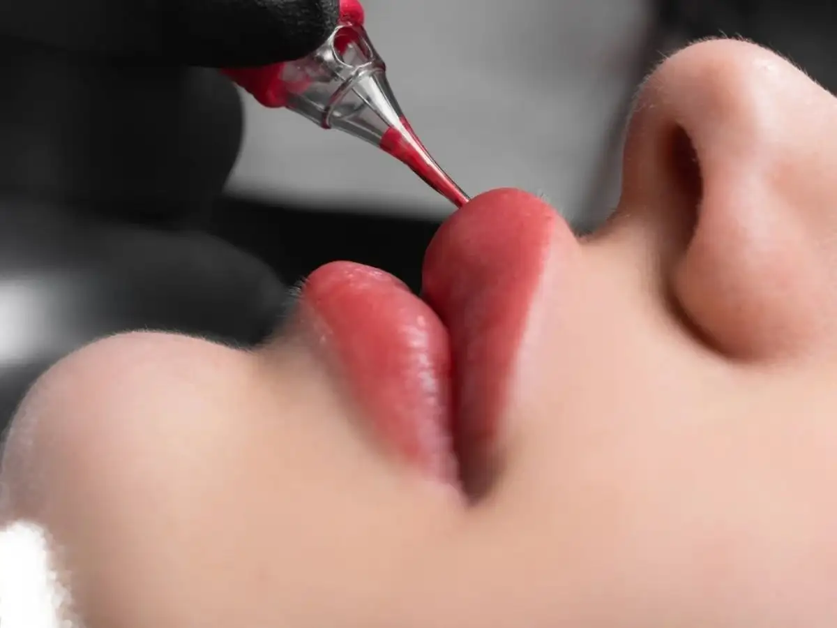 Không nên dùng son môi thường xuyên sau khi phun