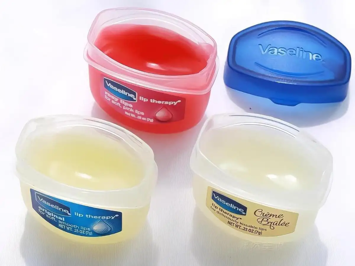 Vaseline là một loại son dưỡng an toàn cho môi