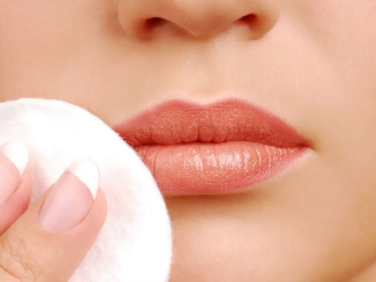 Vệ sinh môi thật sạch sẽ nếu lỡ đánh son sớm và theo dõi phản ứng sau đó để có can thiệp kịp thời