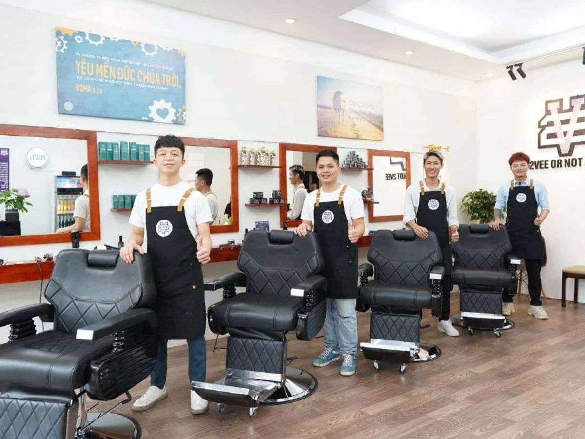 Barber shop chủ yếu phục vụ nam giới, tập trung vào cắt tóc nam cổ điển, cạo râu
