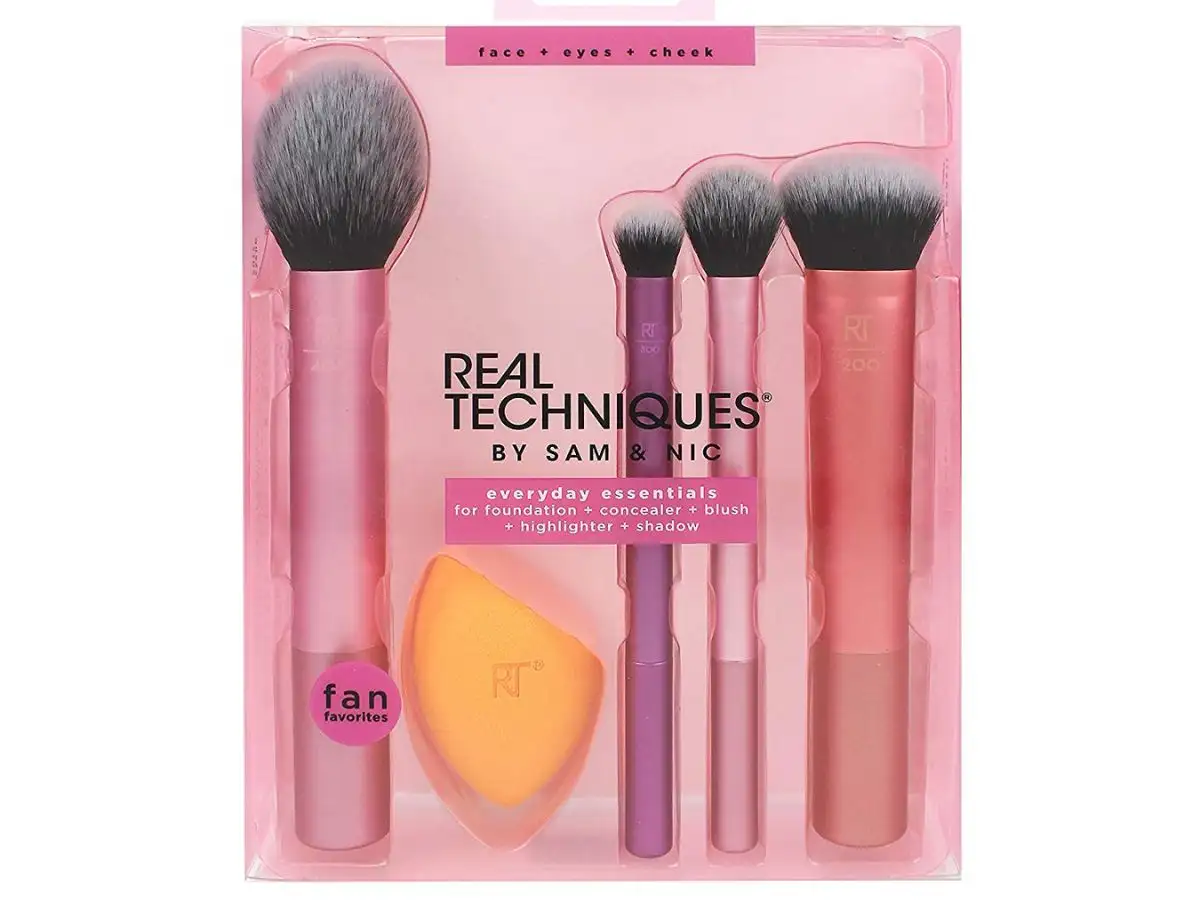 Bộ cọ Real Techniques Everyday Essentials nhỏ gọn, đi kèm mút trang điểm tiện dụng
