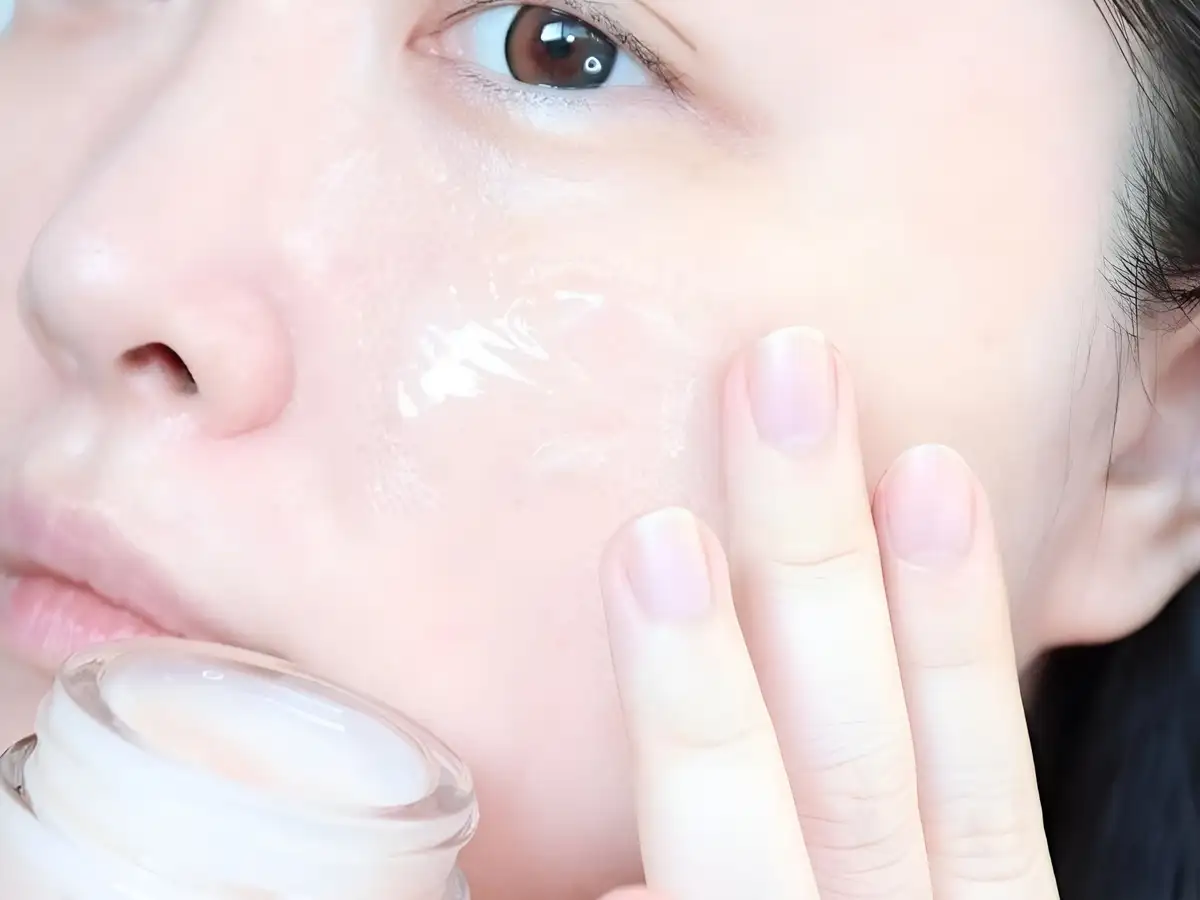 Da nhạy cảm, dễ nổi mụn có bon chen được kem dưỡng Clinique không?