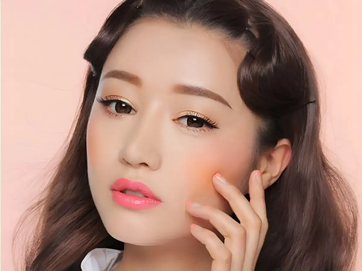 Đánh má hồng đúng vị trí không chỉ giúp khuôn mặt thêm xinh mà còn giúp tạo dáng mặt thon gọn