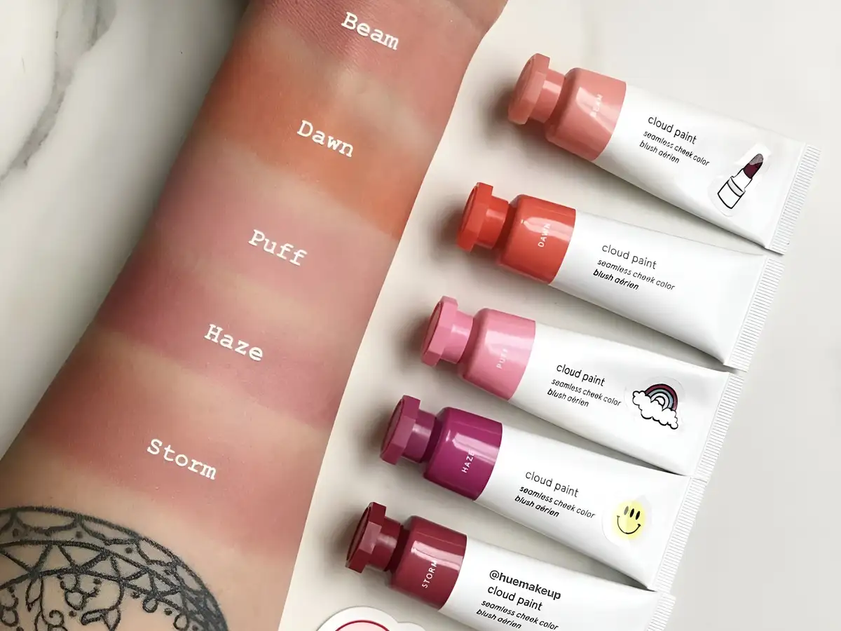 Glossier Cloud Paint nổi tiếng với kết cấu gel-cream độc đáo, siêu dễ tán