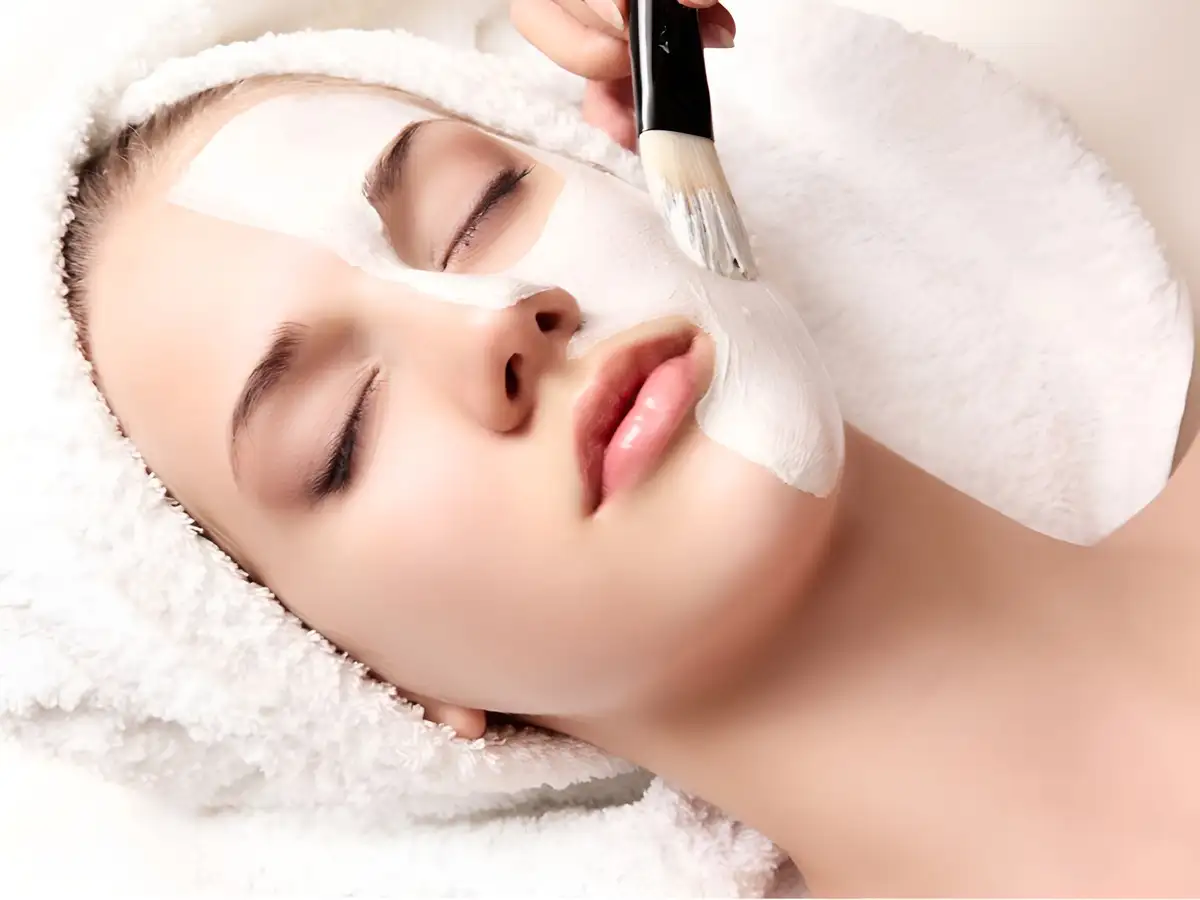 Sau khi pha xong, bạn hãy đắp mặt nạ ngay để giữ được độ tươi mới và kết cấu tốt nhất nhé