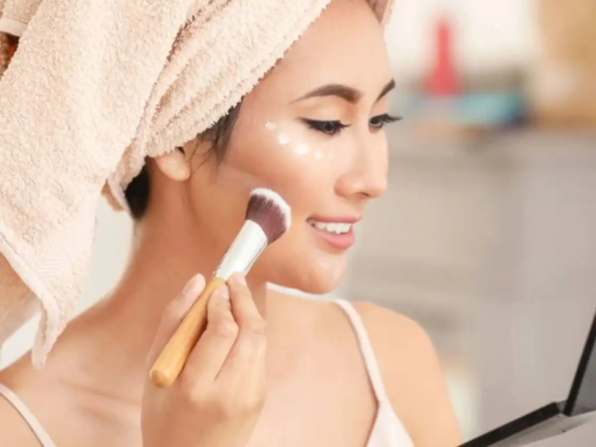 Bạn nên sử dụng cọ hoặc mút trang điểm để tán phấn bắt sáng