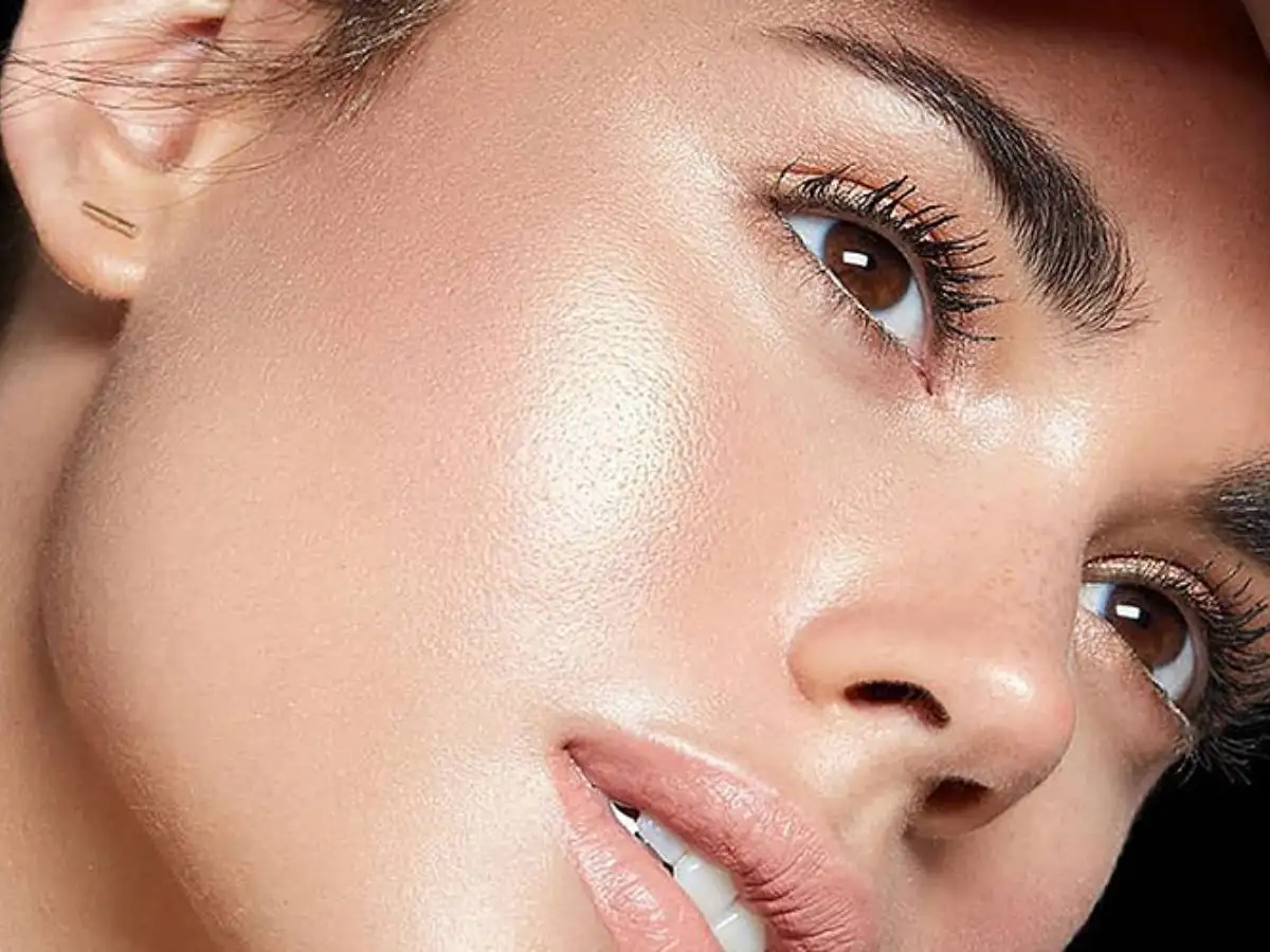 Làn da khỏe mạnh, độ ẩm vừa đủ sẽ giúp lớp highlight thêm bền đẹp