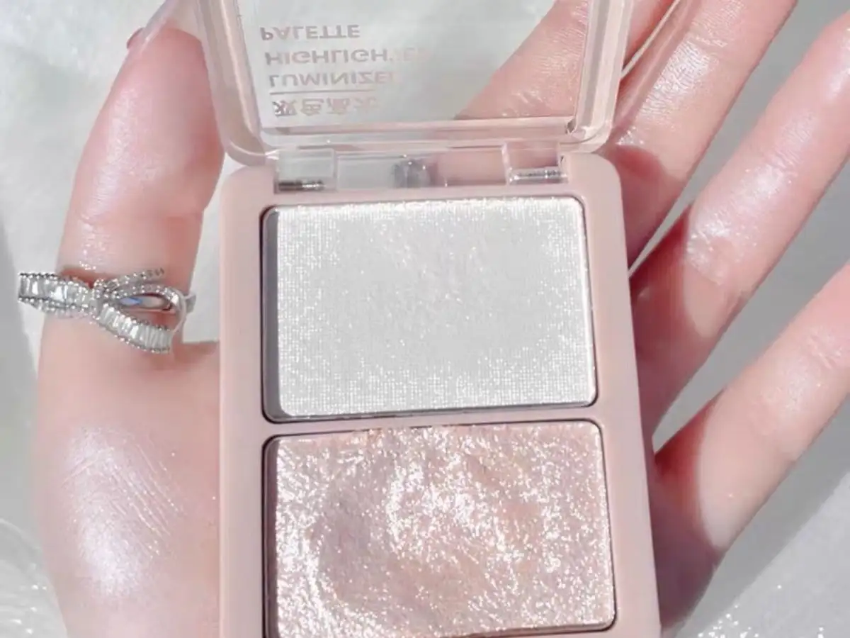 Phấn bắt sáng là sản phẩm trang điểm quan trọng với các tín đồ makeup