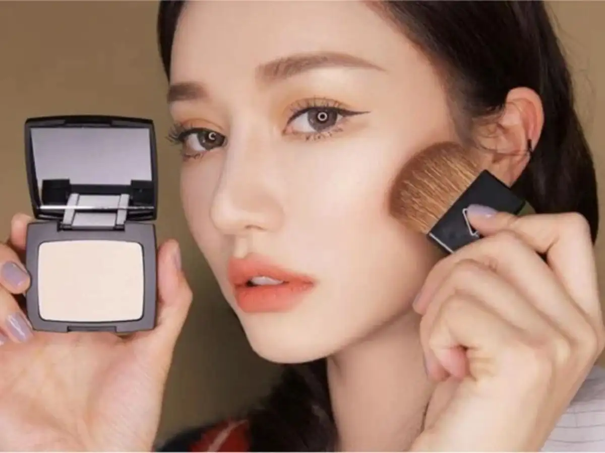 Phấn bắt sáng giúp tạo chiều sâu cho khuôn mặt