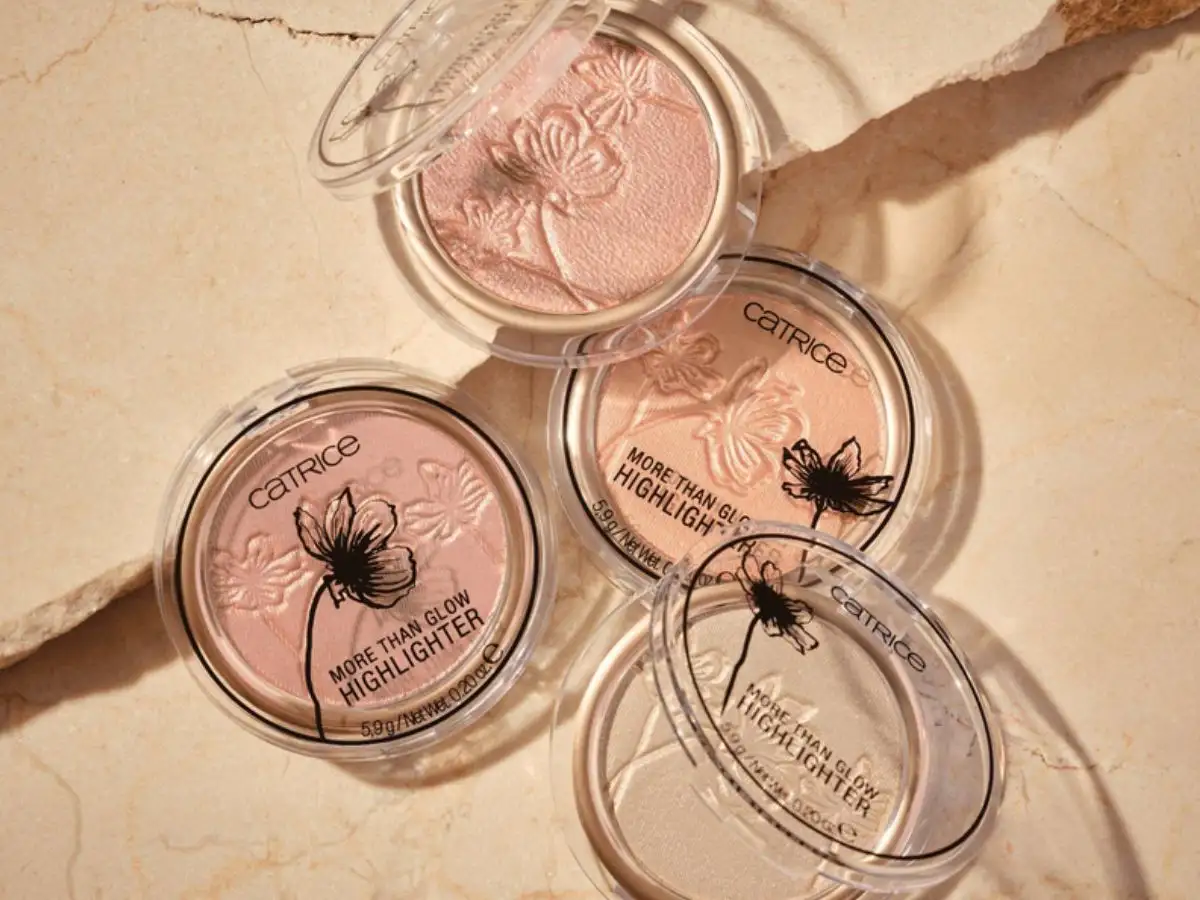 Catrice More Than Glow Highlighter có độ bám màu khoảng 3-4 tiếng