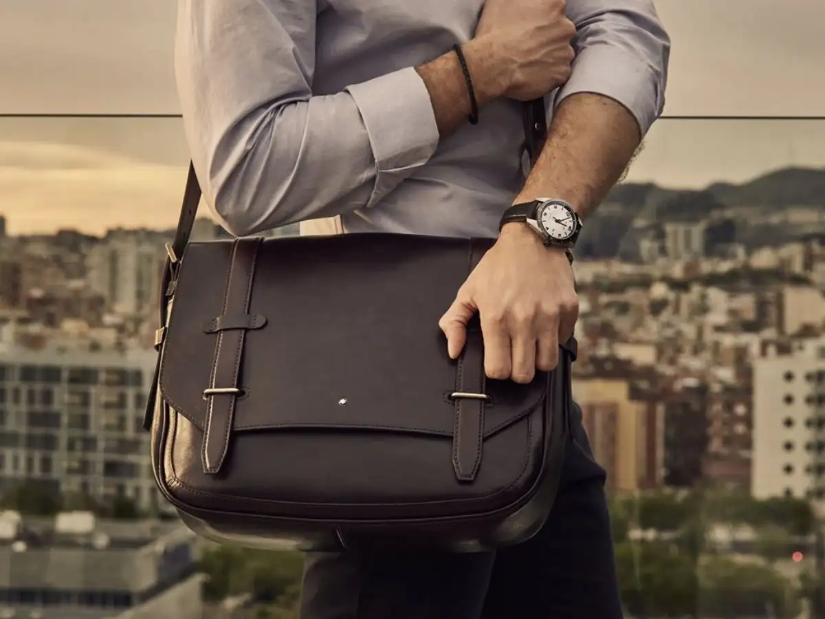 Các bạn có thể tìm mua những chiếc túi hiện đại, trẻ trung ở 4MEN