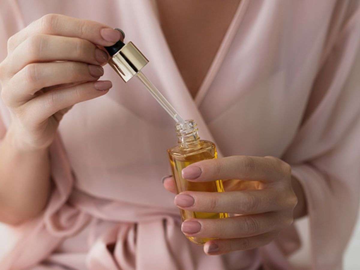 Serum mỏng nhẹ thấm nhanh vào da, không gây nhờn rít