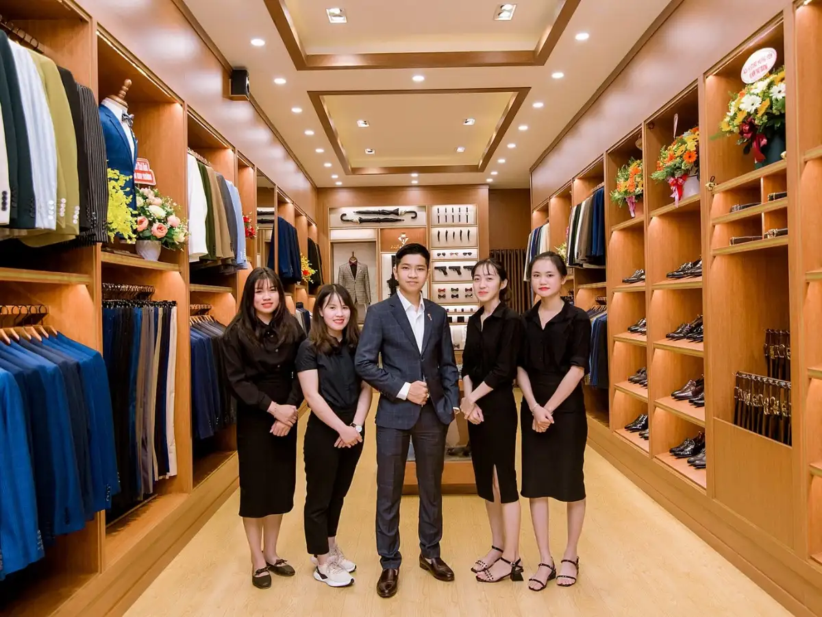 Adam Store sở hữu một hệ thống cửa hàng thời trang nam lớn 