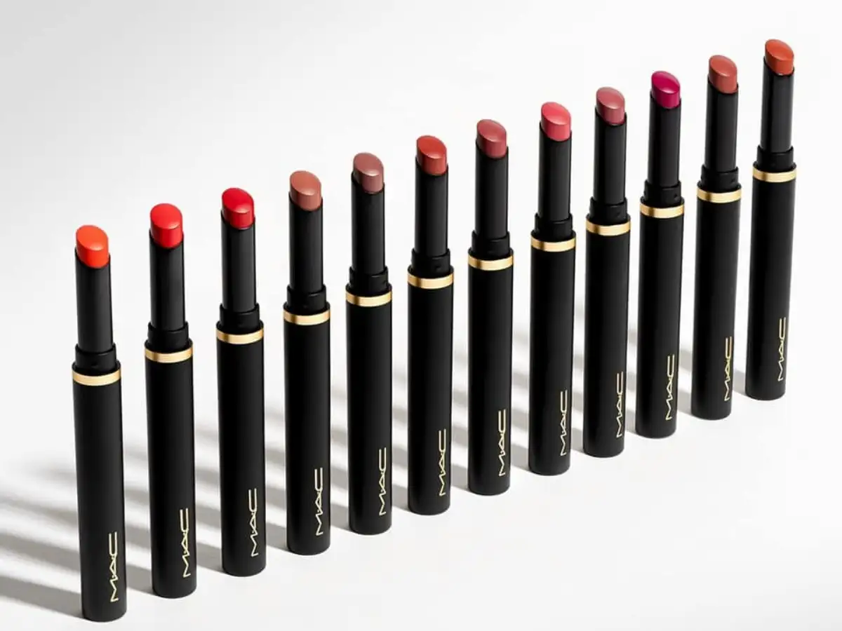 Chất son lì mịn như nhung của Powder Kiss không gây cảm giác khô môi