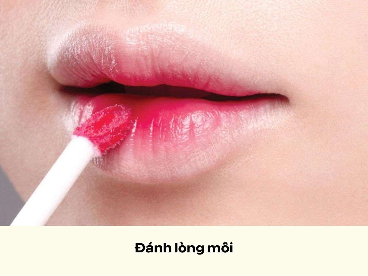 Đánh lòng môi tạo sự chuyển màu tự nhiên