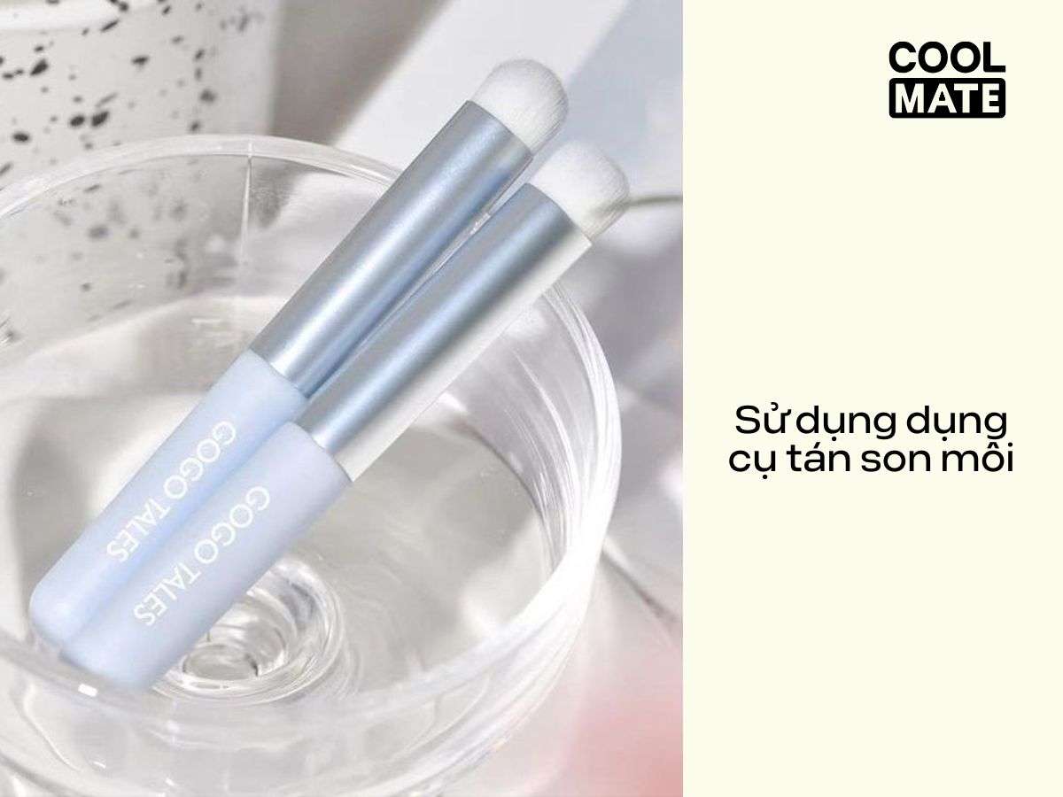 Nên dùng cọ chuyên dụng để tán son đều hơn