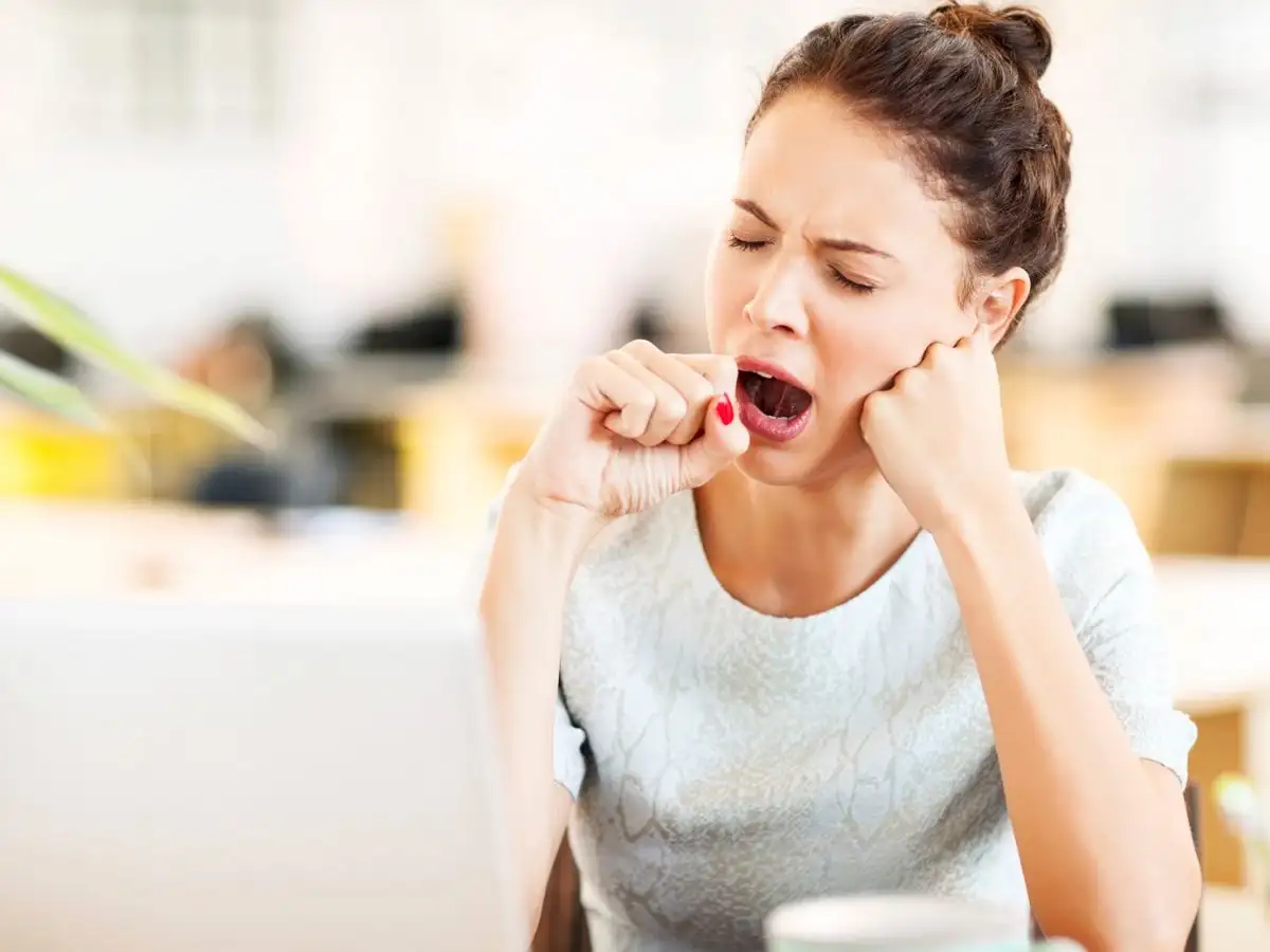 Khi nhịp sinh học bị đảo lộn do ngủ muộn, hệ tiêu hóa cũng chịu ảnh hưởng nặng nề