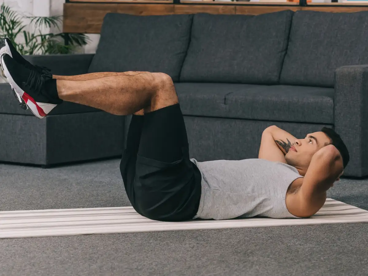 Reverse Crunch là một bài tập cơ bụng tuyệt vời