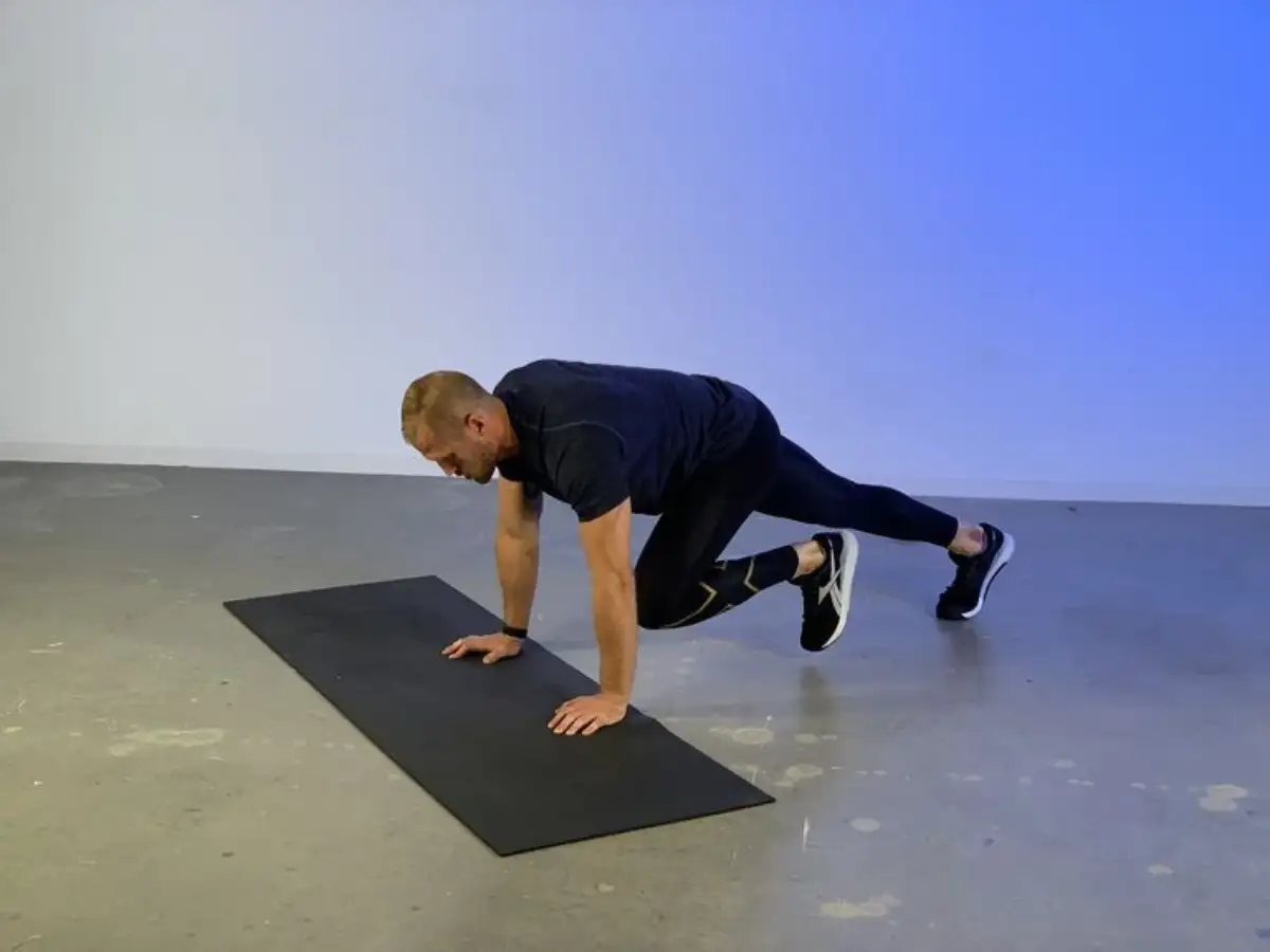 Mountain Climbers là một bài tập tuyệt vời kết hợp giữa cardio và sức mạnh