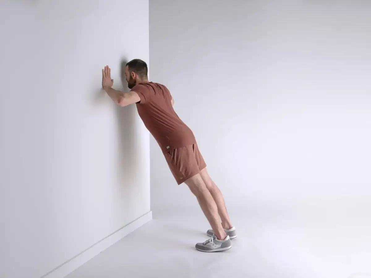 Thực hiện động tác chống đẩy tường giúp cơ thể thoải mái và có giấc ngủ ngon hơn