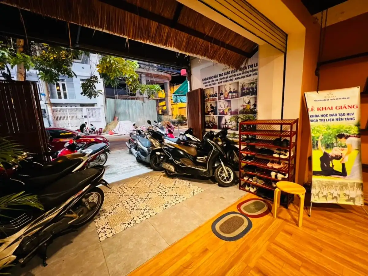 Vị trí thuận lợi với chỗ để xe rộng rãi cũng là một yếu tố nên cân nhắc khi chọn phòng tập yoga