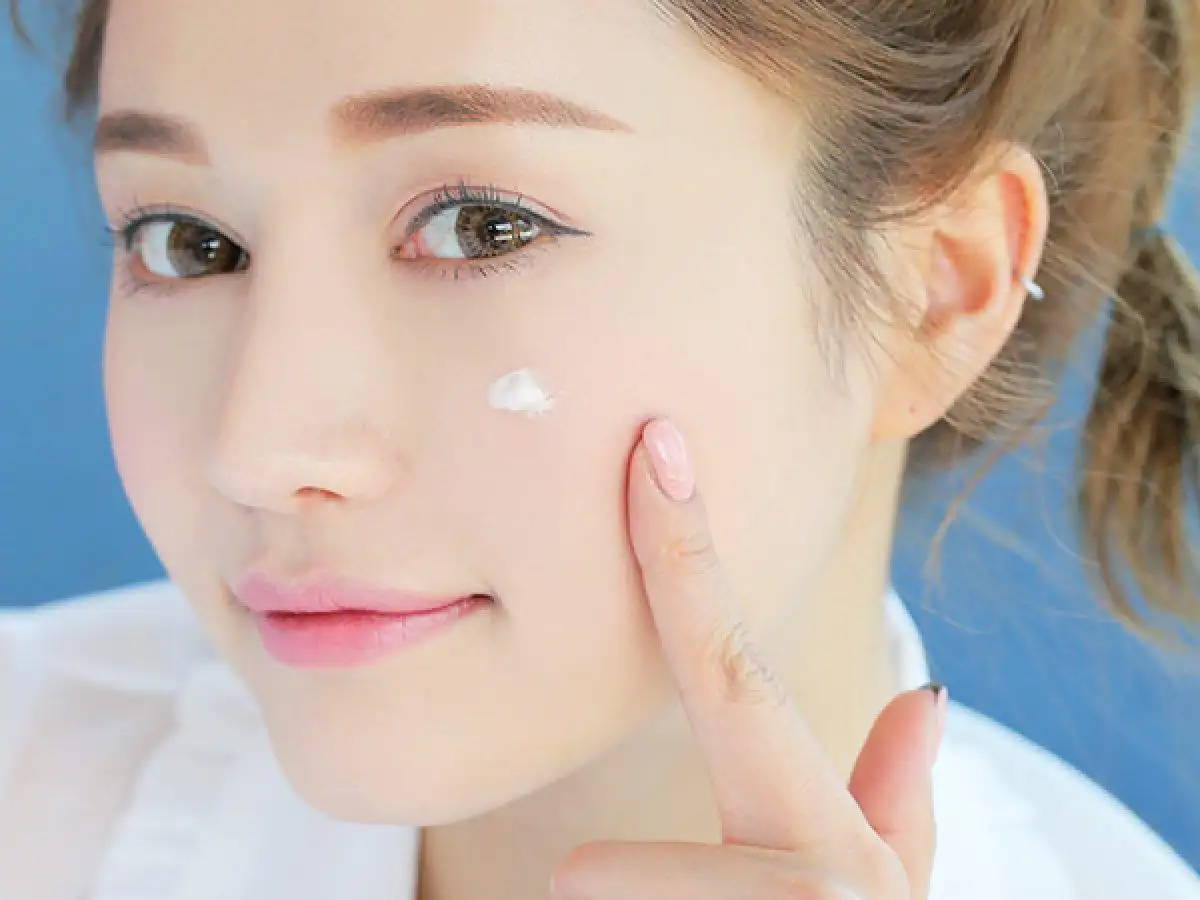 Một trong những ưu điểm quan trọng khác của kem lót là khả năng làm mờ lỗ chân lông