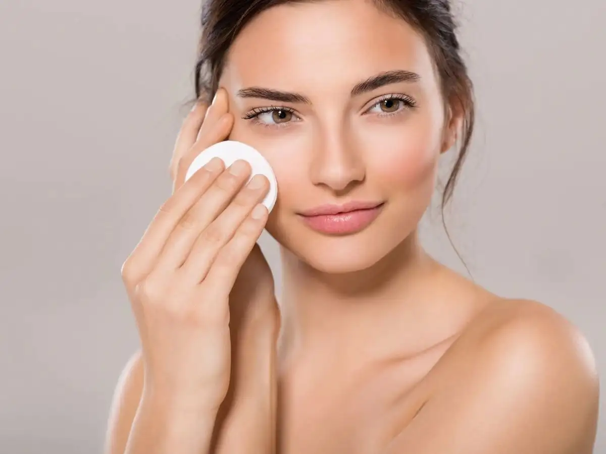 Tẩy trang kỹ là điều kiện bắt buộc nếu bạn muốn giữ làn da khỏe mạnh 
